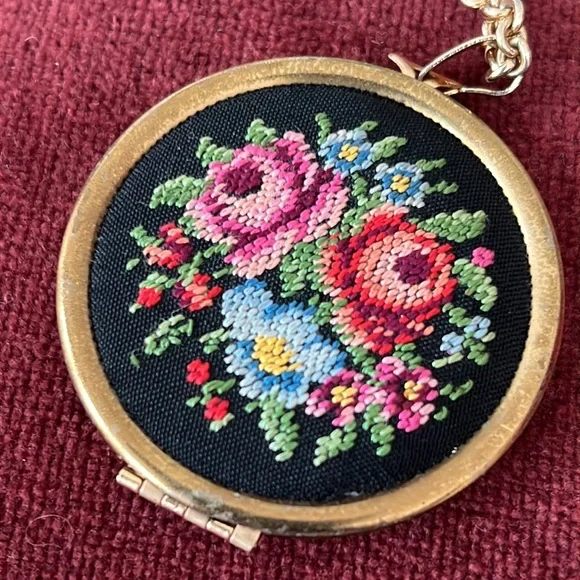 VINTAGE Avon Needlepoint Pendant With Chain - Picture 3 of 7